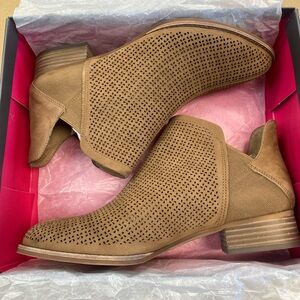 Vince Camuto  VC- Elishan Tan Ankle Booties (75)